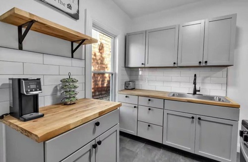 Niagara Falls House | Stylish 4BR Home l Mins to Falls & All Attractions