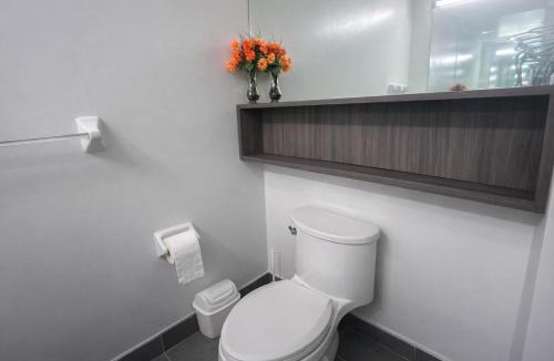 St. Lawrence Apartment | stylish Condo CN Tower View Near St Lawrence for 4