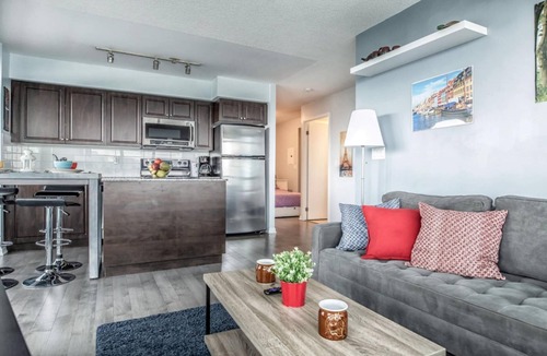 Bathurst Quay Hotel | Stylish Corner Panoramic | Steps to Lake & Downtown Core