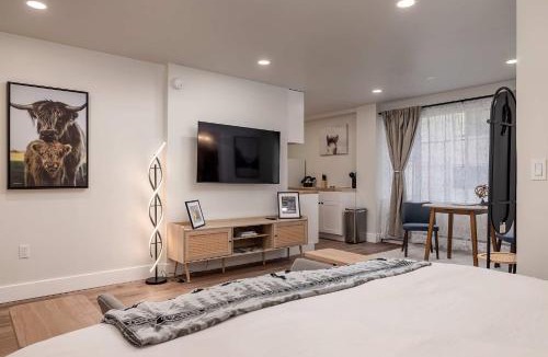 Downtown Anchorage Apartment | Stylish Downtown Anchorage Stay- King Bed plus Kitchen