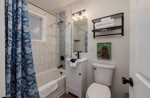 Downtown Anchorage Apartment | Stylish Downtown Anchorage Stay- King Bed plus Kitchen