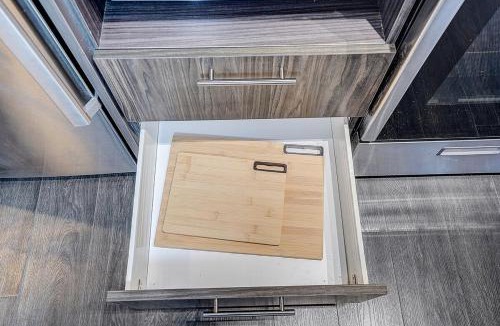 Garden District Apartment | Stylish Downtown Toronto Condo Near Eaton Centre