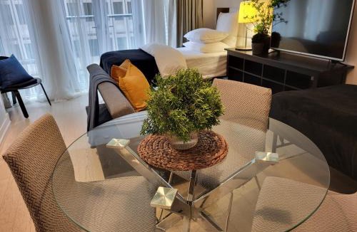 Bay Cloverhill Apartment | Stylish Downtown Toronto Residential Hotel