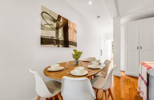 Parkdale House | Stylish Home sleeps 8 MAJOR INTERNATIONAL SPORTING EVENT BMO Field CN tower Lake