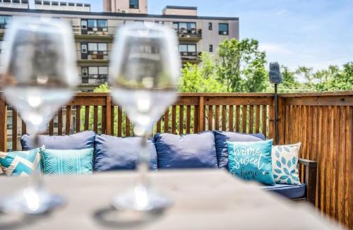 Parkdale House | Stylish Home sleeps 8 MAJOR INTERNATIONAL SPORTING EVENT BMO Field CN tower Lake