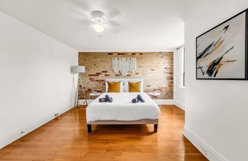 Parkdale House | Stylish Home sleeps 8 MAJOR INTERNATIONAL SPORTING EVENT BMO Field CN tower Lake