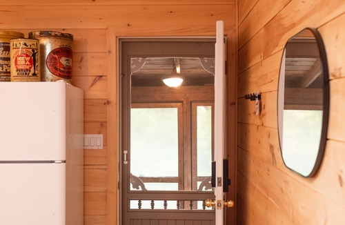 Golden Valley Cottage | Stylish Lakefront Cottage Retreat in Parry Sound