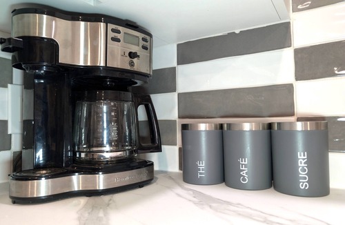 Fabreville Condo | Stylish & Modern Condo - FREE Parking & EV Charger