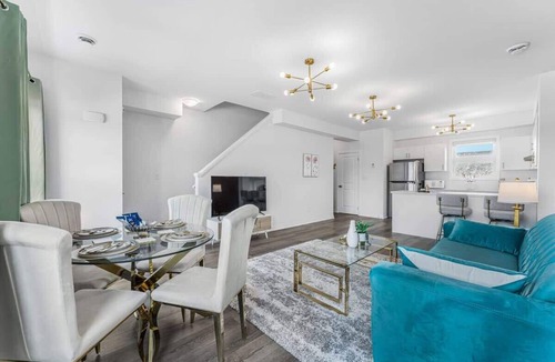 Niagara Falls Apartment | Stylish Penthouse | Rooftop & Parking Included