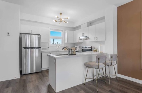 Niagara Falls Apartment | Stylish Penthouse | Rooftop & Parking Included