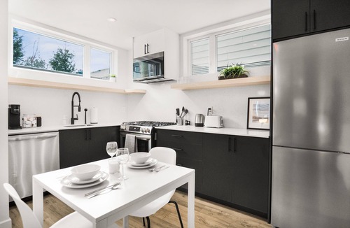 Mechanicsville Apartment | Stylish Queen Studio Apartment with Fast Wi-Fi & Parking