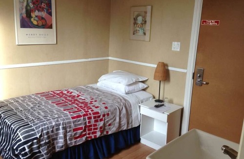 Downtown Toronto Hotel | Stylish Queen West 2BR Hotel Retreat