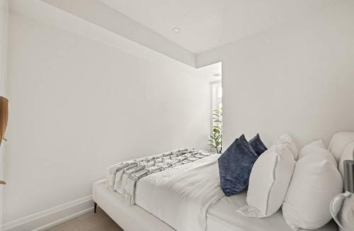 Parkdale Apartment | Stylish West End Apt Cozy City Retreat