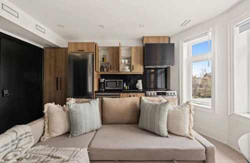 Parkdale Apartment | Stylish West End Apt Cozy City Retreat