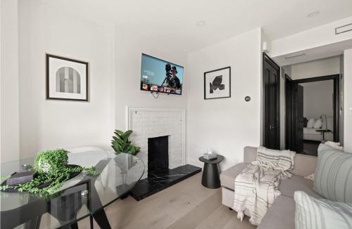 Parkdale Apartment | Stylish West End Apt Cozy City Retreat