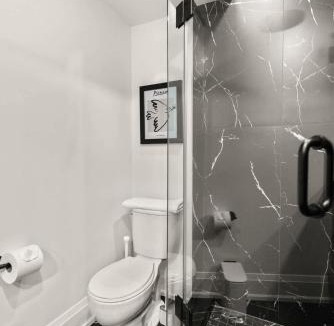 Parkdale Apartment | Stylish West End Apt Cozy City Retreat