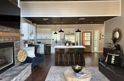 Pickens Cabin | Sugar & Spice Cabin: Seductive Adult Red Room Inspired with Hot Tub
