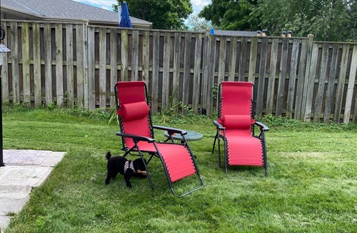 Whitby House | Sunny backyard retreat 5 min from train