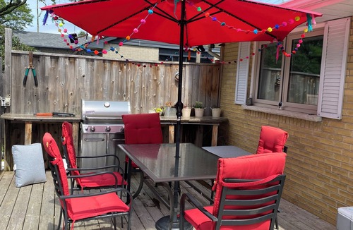 Whitby House | Sunny backyard retreat 5 min from train