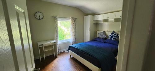 Bendale House | Sunny Corner Room with View