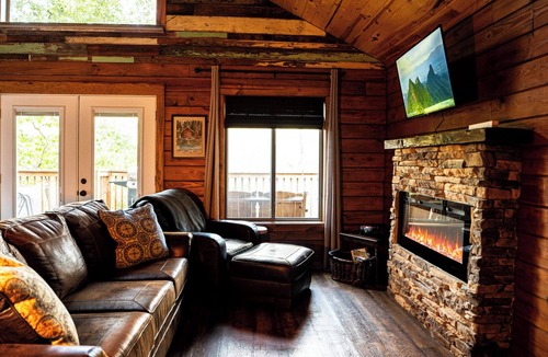 Mid America Cabin | Sunrise Point Treehouse - Starlight Haven