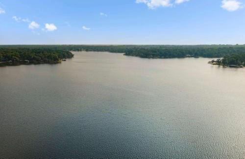Murchison House | Sunset Cove Cottage- Lakefront With Bar Loft Sunroom & Pier