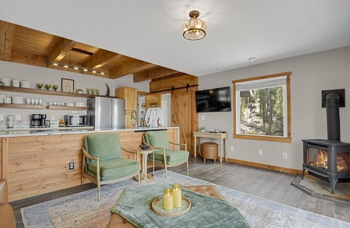 Rainbow Valley House | Sunset Ridge Escape with Hot Tub & Incredible Mountain Views