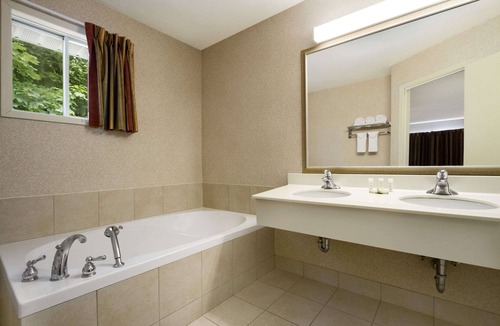Addison Hotel | Super 8 by Wyndham Brockville