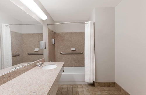 Cleburne Hotel | Super 8 by Wyndham Cleburne