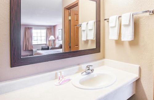 Clinton Hotel | Super 8 by Wyndham Clinton