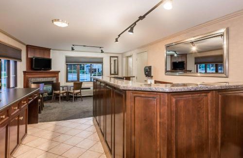 Guelph Hotel | Super 8 by Wyndham Guelph