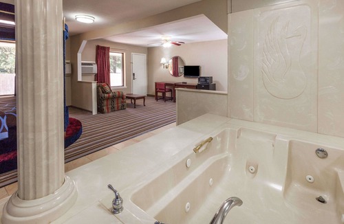 Mount Pleasant Hotel | Super 8 by Wyndham Mt. Pleasant TX