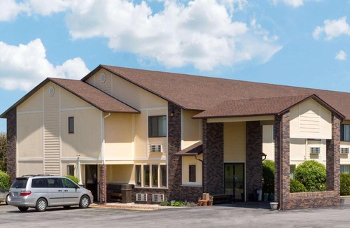 Perry Hotel | Super 8 by Wyndham Perry IA