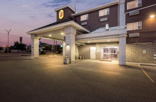 North Industrial Hotel | Super 8 by Wyndham Saskatoon Near Saskatoon Airport