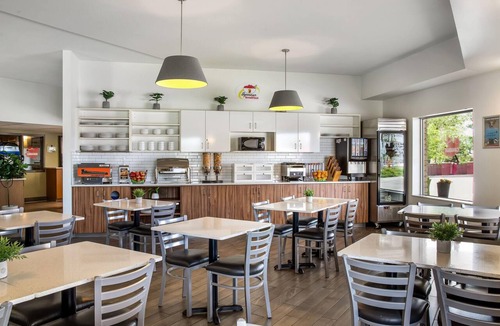 Winnipeg Hotel | Super 8 by Wyndham Winnipeg West