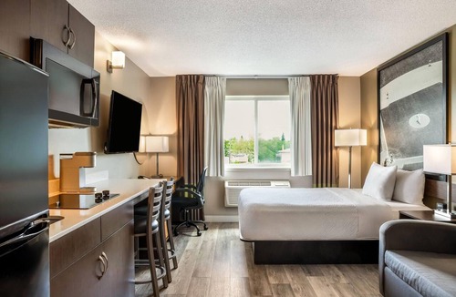 Winnipeg Hotel | Super 8 by Wyndham Winnipeg West