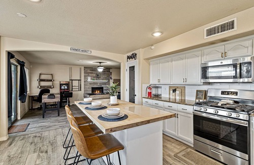 Biggs Field House | SUPERHOST-Huge Charming Farmhouse Style Home>Jacuzzi>Playground>Arcade>Billards