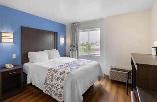 Niagara Falls Hotel | SureStay Plus Hotel by Best Western Niagara Falls East