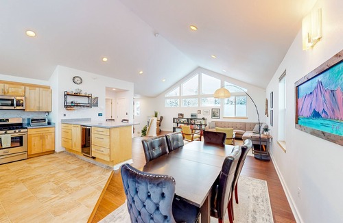Bear Valley House | Sweeping mountain and ski view escape near the city center with a hot tub
