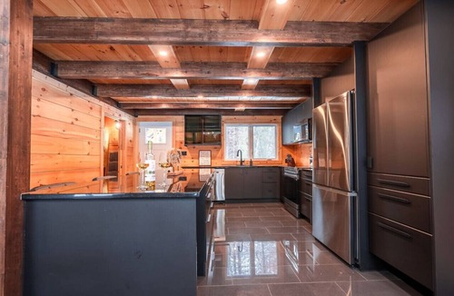 Saint-Mathieu-du-Parc Ski Chalet | Sweet House Hot Tub & Modern