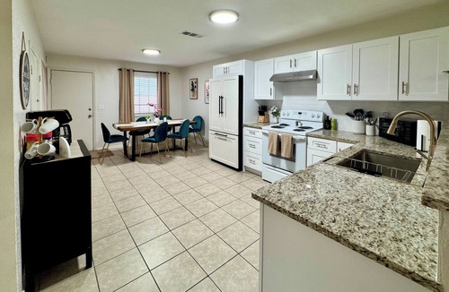 Reno House | Swim, Hike, Explore & Relax just minutes from lakes-beaches, nature & Ft. Worth!