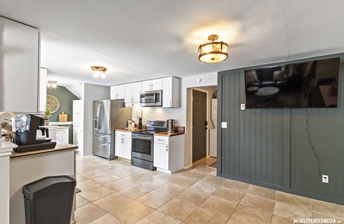 Turnagain House | Tanglewood Hideaway Near Airport