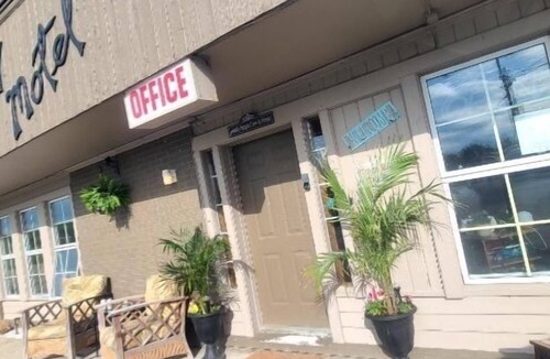 Waubaushene Hotel | Tay Motel