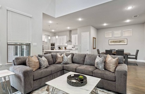 Fairview House | TCH - Spacious 4bd/3.5ba in Fairview with Office