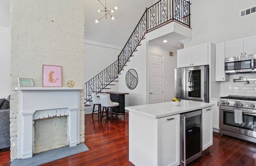 West Riverside House | Tchop House, Walkable to Amazing Restaurants!