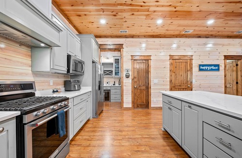 Broken Bow Cabin | Tender Retreat in the Pines | Game-Filled Retreat