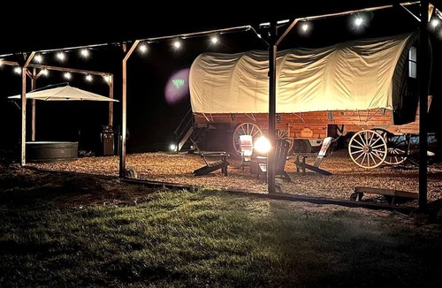 Murchison House | Texas Glamping near Murchison: Charming Wagon Rental Perfect for a Romantic Getaway