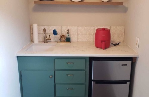 Elmo Cottage | Texas Tin Star Tiny Home-Dusty Feathers Ranch. 9acres. Close to Cedar Creek Lake