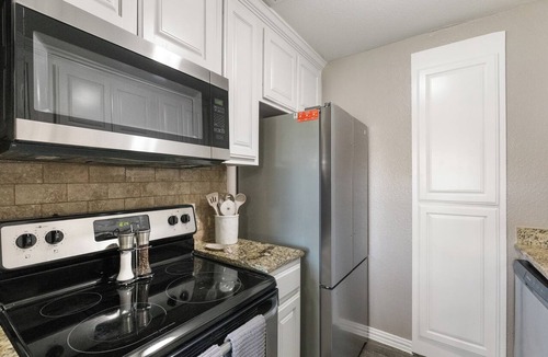 Arlington Apartment | Texas Two-Step Retreat Walk to AT&T & Globe Life