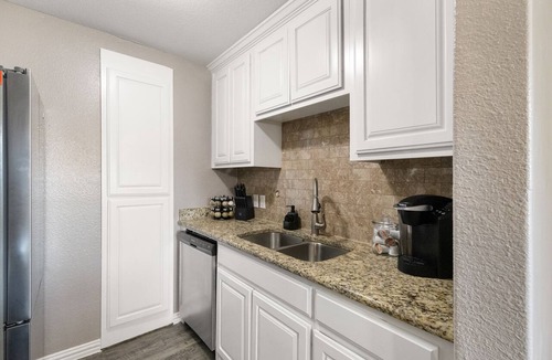 Arlington Apartment | Texas Two-Step Retreat Walk to AT&T & Globe Life